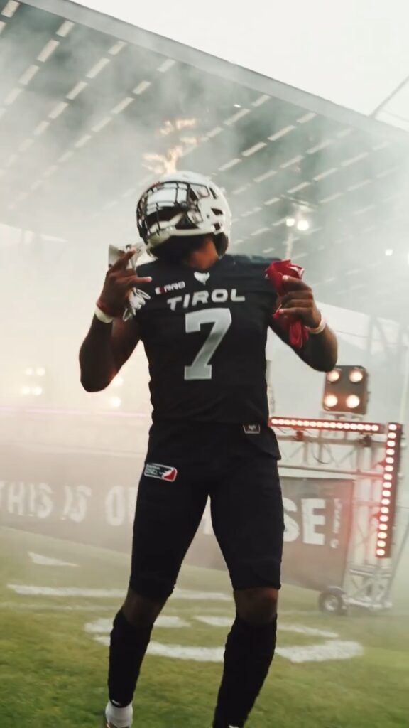 Raiders Tirol Football Gameday Action-Szene, professionell gefilmt von Videoagentur 4Frame Innsbruck. Dynamische Spielaufnahmen mit cineastischer Bildsprache zeigen die Intensität des American Football in Tirol.